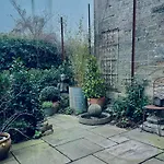 דירה Stylish Georgian Garden + Secure Parking