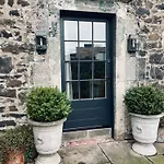Stylish Georgian Garden + Secure Parking