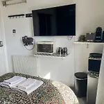 بيت ضيافة Double With Shared Bathroom Near The Shore And Tram *