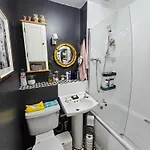 Double With Shared Bathroom Near The Shore And Tram * إدنبرة