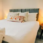 Stylish 2 Bed Centre With Parking 爱丁堡