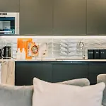 Stylish 2 Bed Centre With Parking