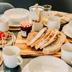 Stylish 2 Bed Centre With Parking 爱丁堡