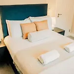 Stylish 2 Bed Centre With Parking 度假居