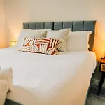 Stylish 2 Bed Centre With Parking 度假居 *