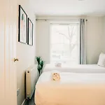 Stylish 2 Bed Centre With Parking