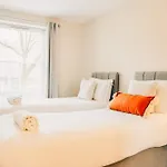 Stylish 2 Bed Centre With Parking 度假居 *