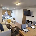 Prázdninový dům Contractor Family Hoole Private Hottub Chester