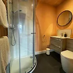 Near Airport Stadium Zoo- Pets- Parking- Sleeps 10 בית נופש *