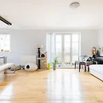 Double With Private Bathroom N Parking Direct Connection To Airport Train Station