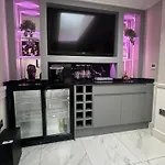 Luxury Waterfront Retreat For Groups *