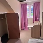 Nyaraló 3 Floors, 4 Bedroom House With A Private Driveway!