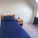 3 Floors, 4 Bedroom House With A Private Driveway! Nyaraló