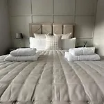 Luxury Waterfront Retreat For Groups * Edinburgh