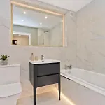 Stylish 2 Bed Centre With Parking
