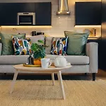 Modern 2 Bed With Parking דירה *