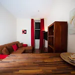 Lovely By The Calton Hill A Apartman *