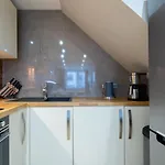 Апартаменты Elegant Stockbridge 3 Bdrm On The Canal *