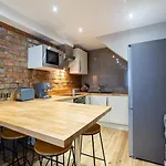 Апартаменты Elegant Stockbridge 3 Bdrm On The Canal Эдинбург