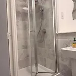 One Bedroom Near Royal Infirmary & Easy Access To Centre 아파트 *