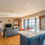 Bright Floor Haven Modern 2br In - Pass The Keys Lägenhet