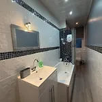2 Bedroom Flat Near Centre Edimburgo