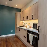 Lejlighed Old Town Modern Retreat - Near The Castle *