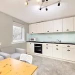 דירה Meadow Court