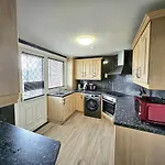 Stylish & Spacious 4 Bedroom House Daire