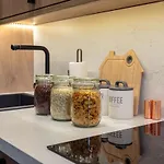 Old Town Modern Retreat - Near The Castle