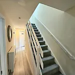 Stylish & Spacious 4 Bedroom House Daire Edinburgh