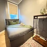 2 Bedroom Flat Near Centre *
