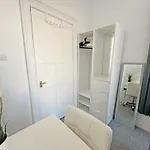 아파트 4 Bedroom Modern Spacious - Old Town *