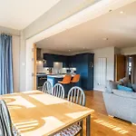 Bright Floor Haven Modern 2br In - Pass The Keys *