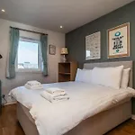Bright Floor Haven Modern 2br In - Pass The Keys Lägenhet *