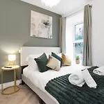 Newly Refurbished - Parking - - 3 Guests 아파트 *