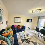 Stylish & Spacious 4 Bedroom House Daire