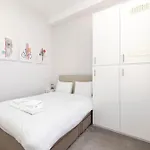 Apartment Refined 2-bed Flat With Classic Charm *