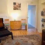 Lägenhet Welcoming And Homely 2 Bed In Location
