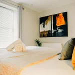 Modern 2 Bed With Parking Lägenhet *
