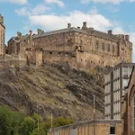 Апартаменты Old Town Modern Retreat - Near The Castle