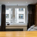 Апартаменты Elegant Stockbridge 3 Bdrm On The Canal