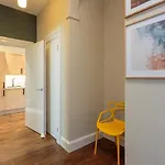 Апартаменты Old Town Modern Retreat - Near The Castle