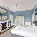 Stylish Southside Flat Near Old Town Edinburg