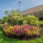 Bright Floor Haven Modern 2br In - Pass The Keys