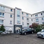 Bright Floor Haven Modern 2br In - Pass The Keys Lägenhet