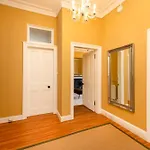 Stylish Southside Flat Near Old Town Apartmán