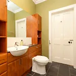 Stylish Southside Flat Near Old Town