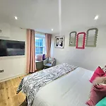 Stellar - 2 & 3 Bedroom Apartamento