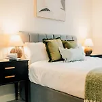 Modern 2 Bed With Parking דירה